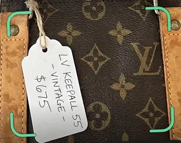 A vintage travel bag and its handwritten price tag inside PickVo’s green scan frame